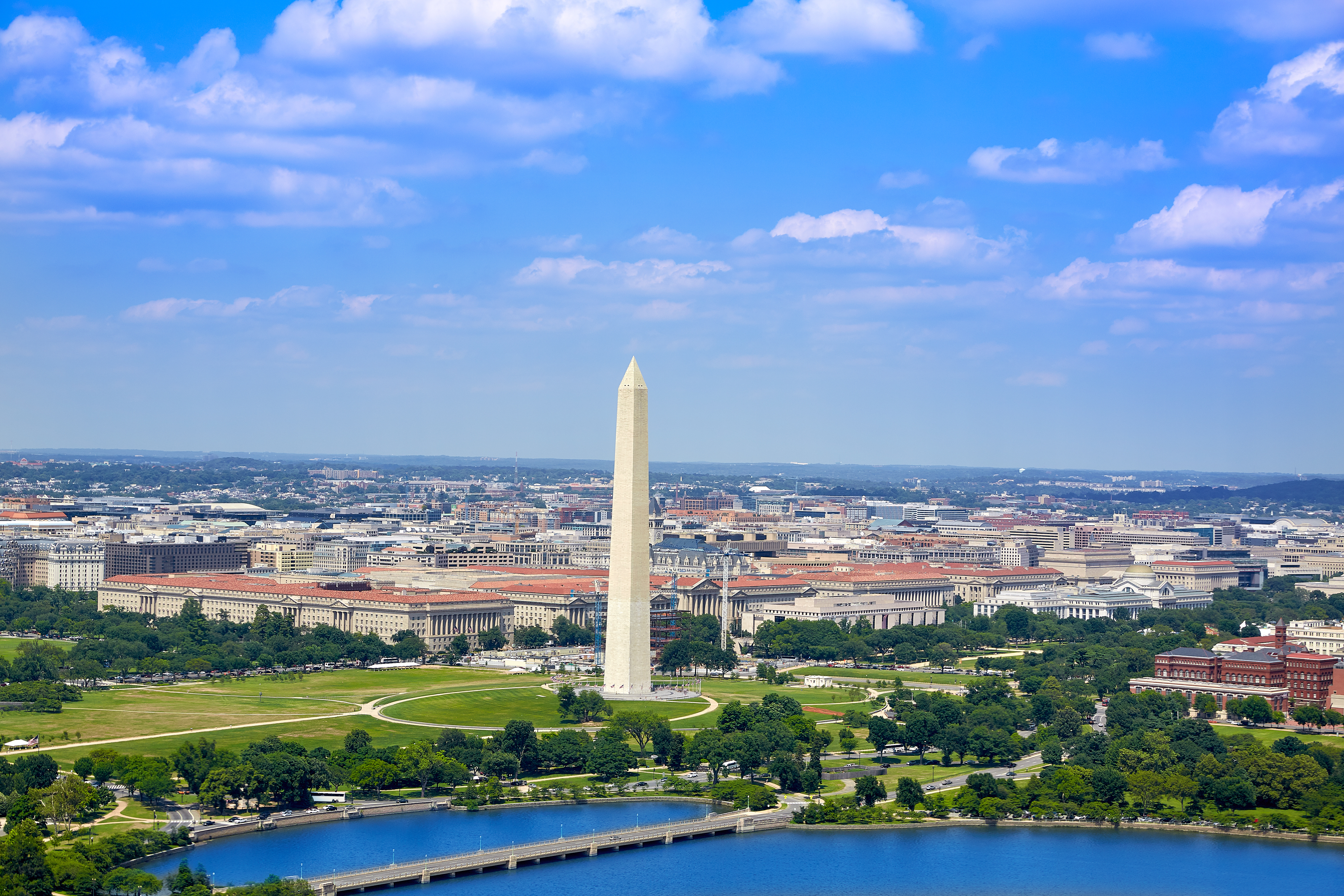 Skyline view of the Washington monument in DC.