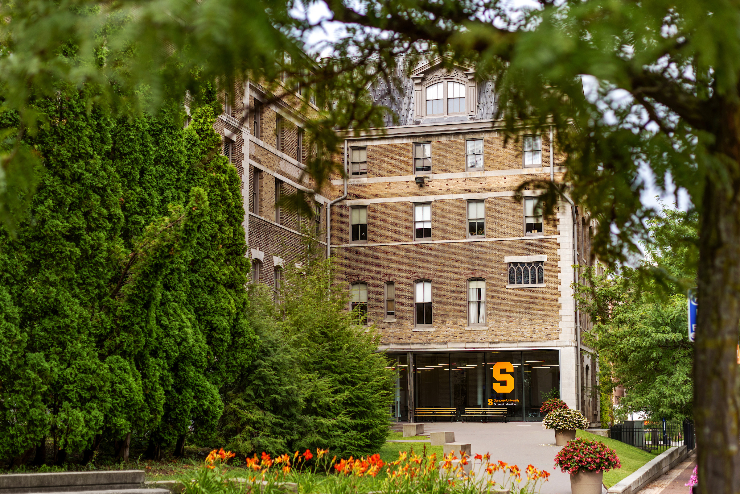 Entrance to Huntington Hall, School of Education, at Syracuse University.